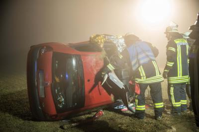 Lorch: 21-jaehriger kommt bei Nebel von der Fahrbahn ab und ueberschlaegt sich